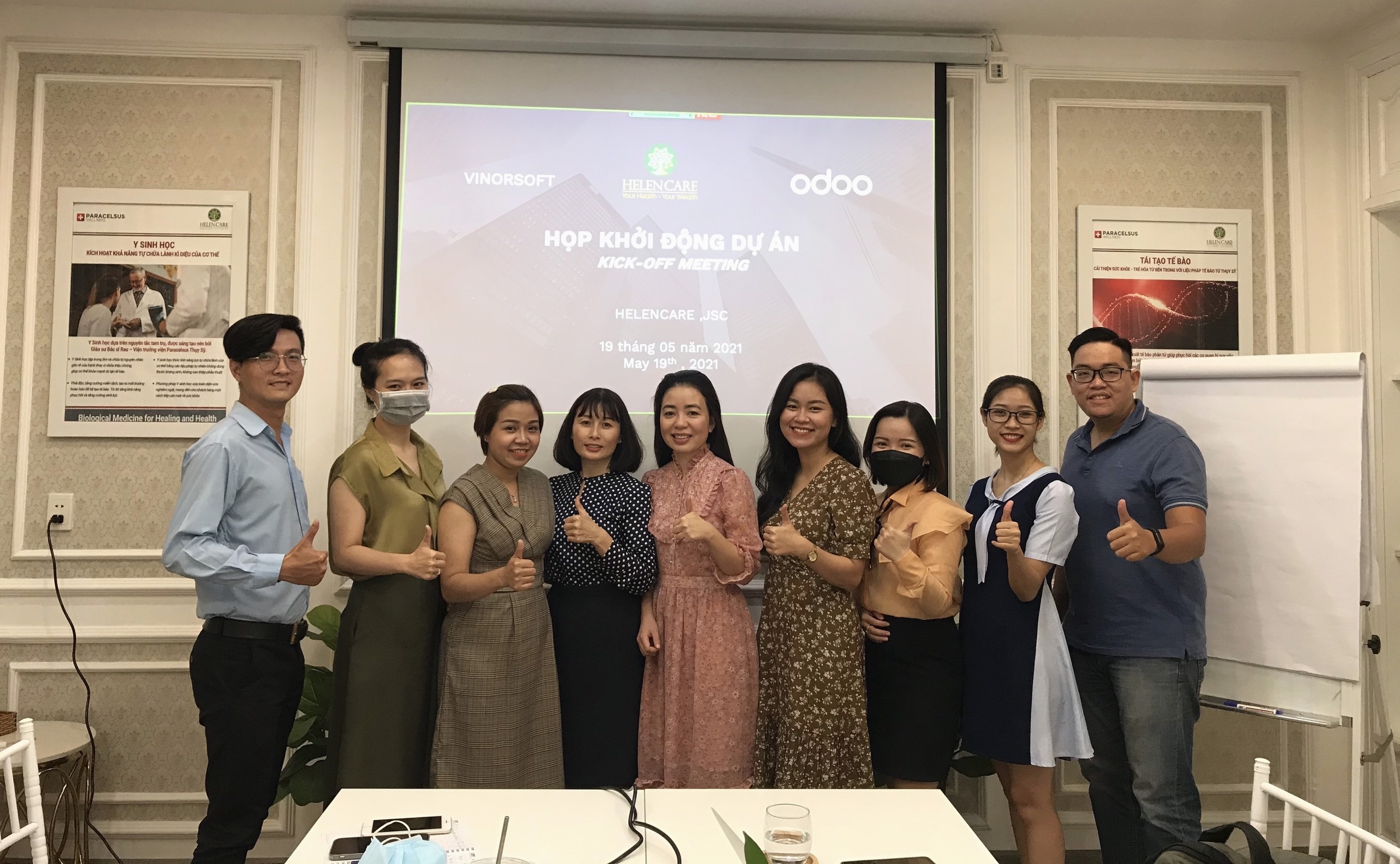 Bà Lê Thị Thúy Nga (Giám đốc điều hành HelenCare) và đội dự án trong buổi khởi động